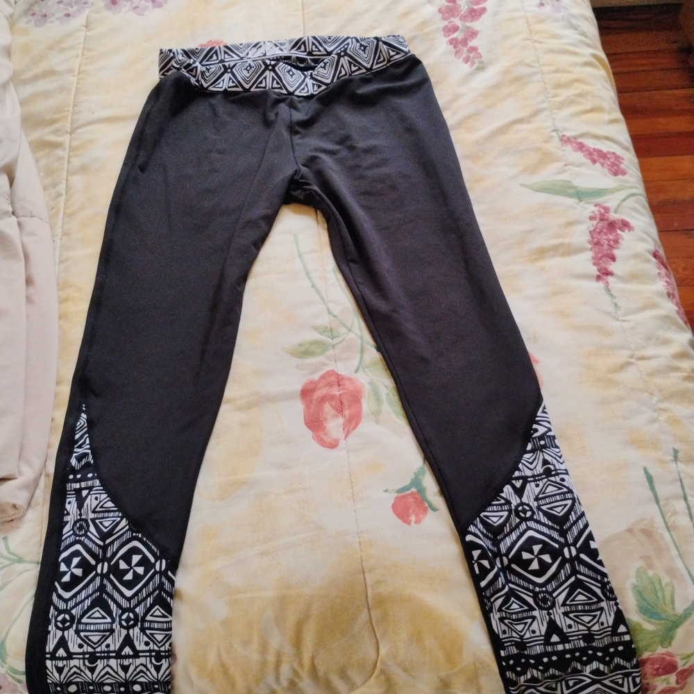 Black and White Geometric Leggings